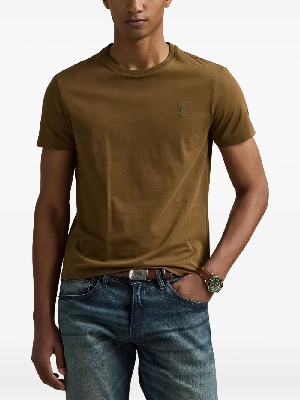 camiseta com logotipo bordado