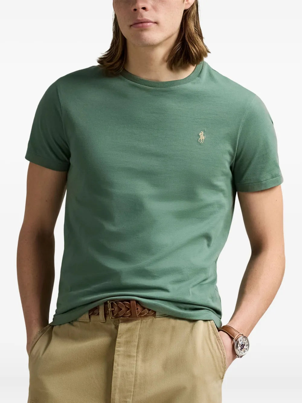 camiseta com logotipo bordado