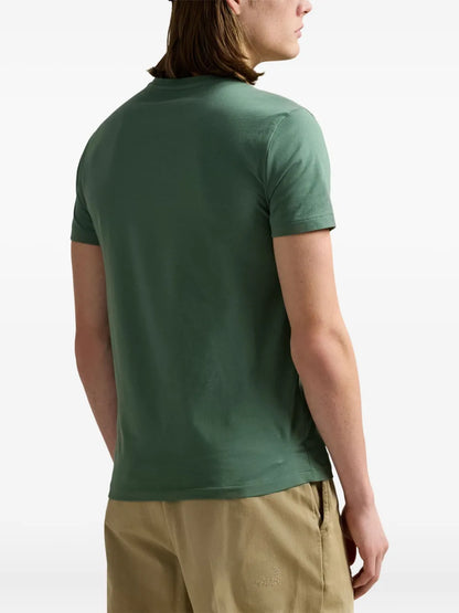 camiseta com logotipo bordado